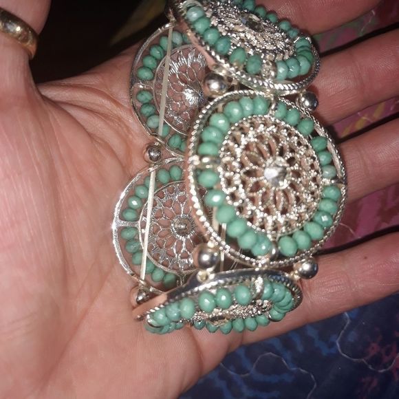 Beautiful stretchable sparkling teal stone bracele - Picture 3 of 3